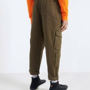 Cargo trousers with chain