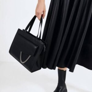 Tote bag with chain